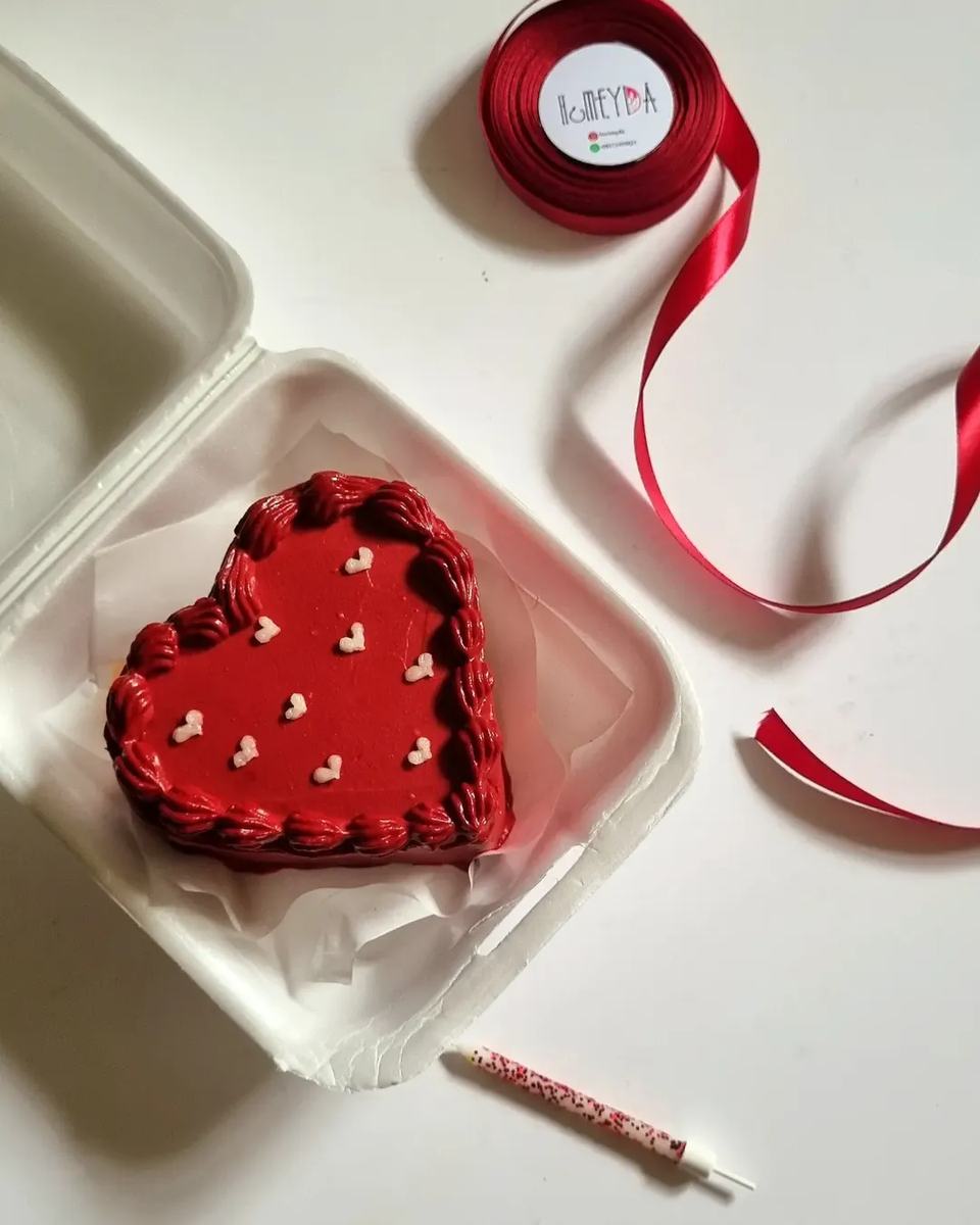 Christmas red ribbon cake