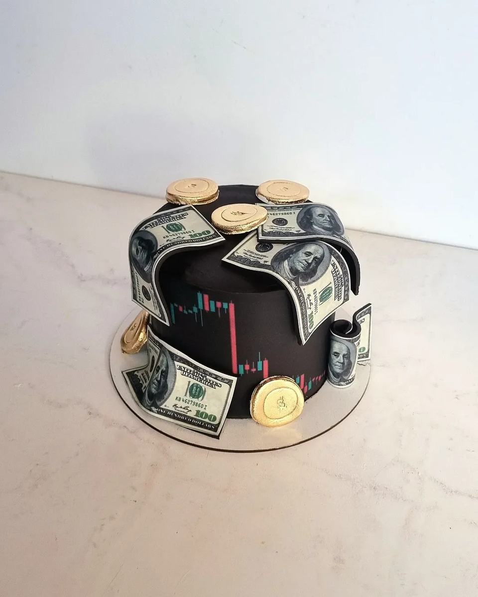 Men's cake with bottle and gold décor