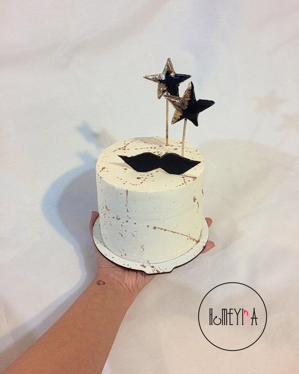 Men's mustache and bow tie cake