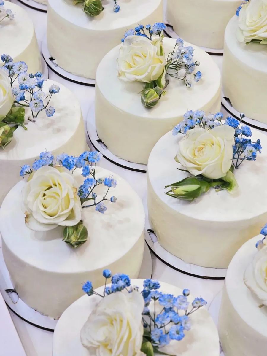 Engagement proposal flower box with cake