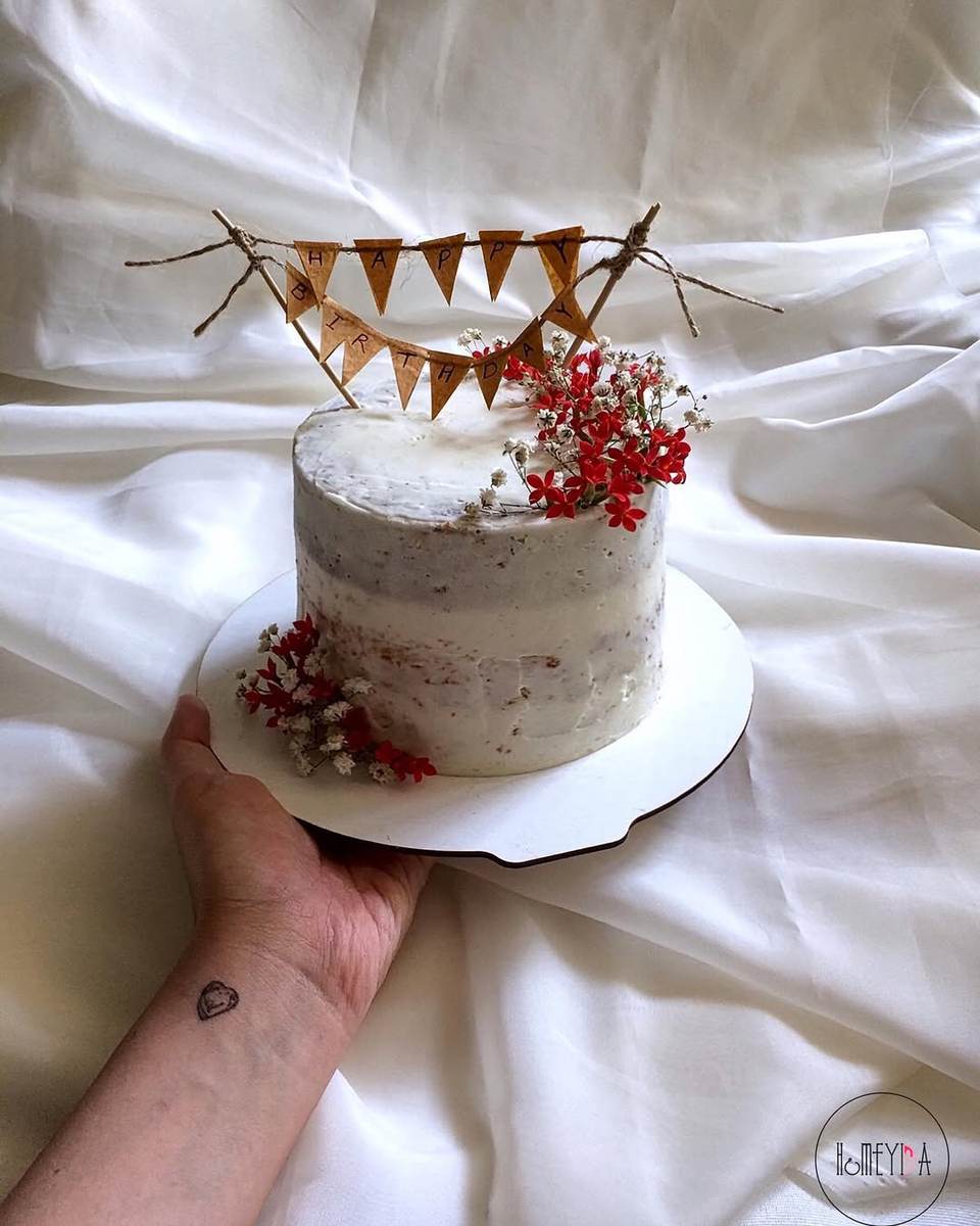 Vintage floral cake with teacup